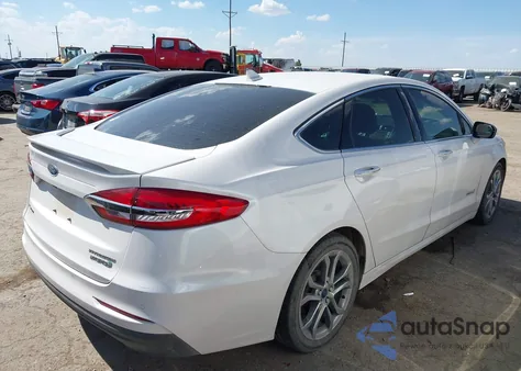 2019 Ford Fusion Hybrid Titanium z USA, uszkodzony, nr VIN 3FA6P0RU2KR240199